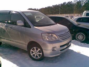 2002 Toyota Noah Images