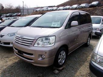 2002 Toyota Noah Photos