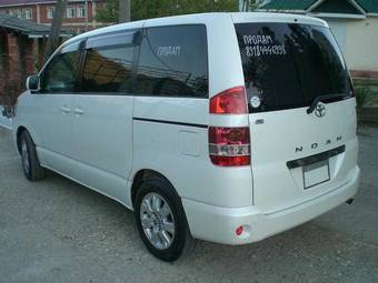 2002 Toyota Noah Pictures