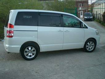 2002 Toyota Noah Photos