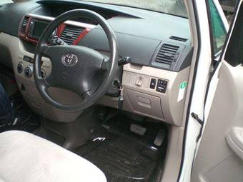 2002 Toyota Noah Pictures