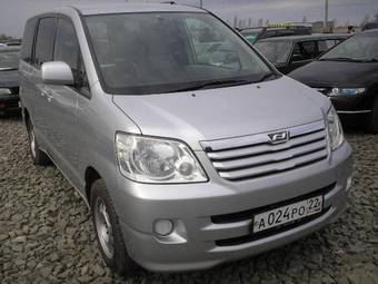 2002 Toyota Noah Photos