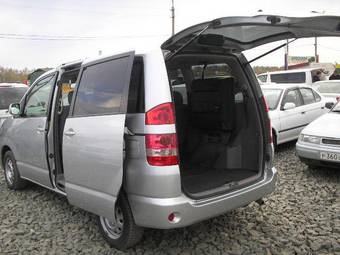 2002 Toyota Noah Pictures