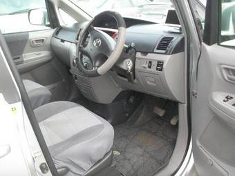 2002 Toyota Noah Pictures