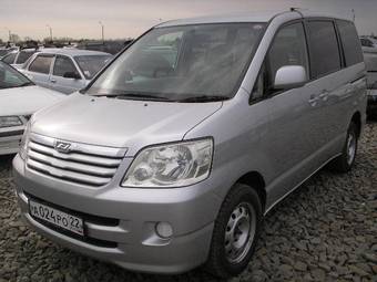 2002 Toyota Noah Pictures