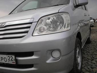 2002 Toyota Noah Photos