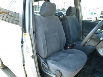 2002 Toyota Noah Photos