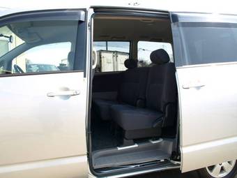 2002 Toyota Noah Pictures