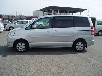 2002 Toyota Noah Photos