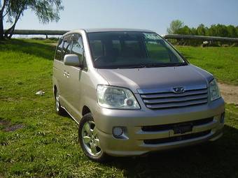 2002 Toyota Noah Pictures