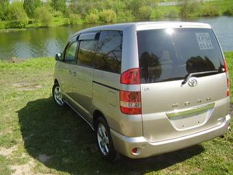 2002 Toyota Noah Photos