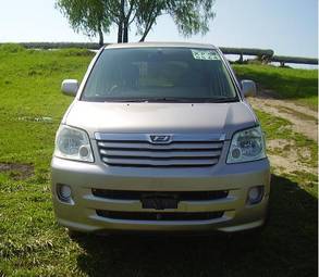 2002 Toyota Noah Photos