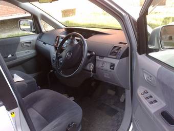 2002 Toyota Noah Photos