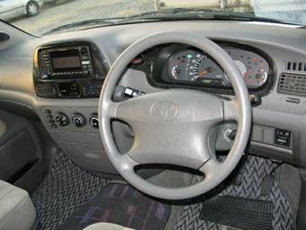 2002 Toyota Noah Photos