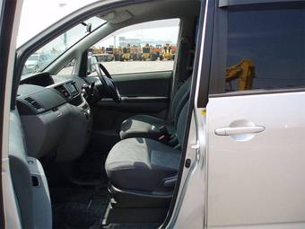 2002 Toyota Noah Pictures