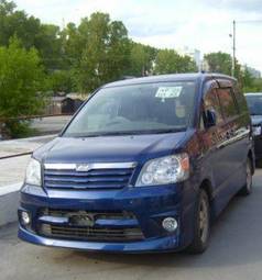 2002 Toyota Noah Photos