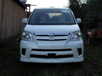 2002 Toyota Noah Photos