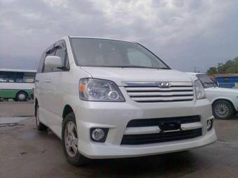 2002 Toyota Noah Photos