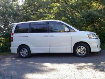 2002 Toyota Noah Photos