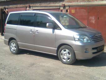 2002 Toyota Noah Photos