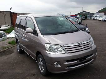 2002 Toyota Noah Pictures