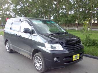 2002 Toyota Noah Photos