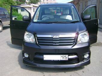 2002 Toyota Noah Photos