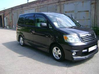 2002 Toyota Noah Pictures