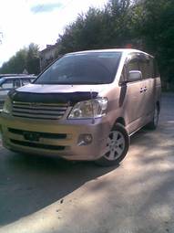 2002 Toyota Noah Photos