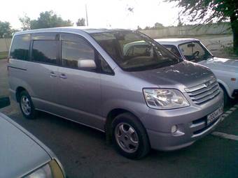 2002 Toyota Noah Photos