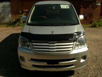 2002 Toyota Noah Photos