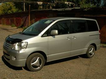 2002 Toyota Noah Pictures