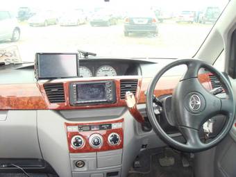 2002 Toyota Noah Pictures