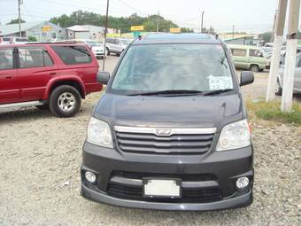 2002 Toyota Noah Images