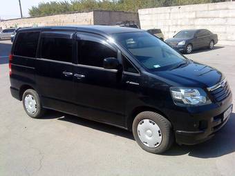 2002 Toyota Noah Pictures