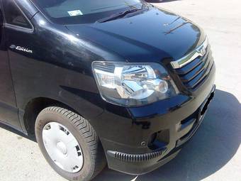 2002 Toyota Noah Photos