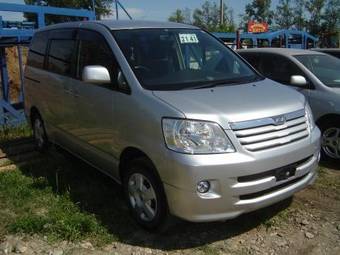 2002 Toyota Noah Pictures