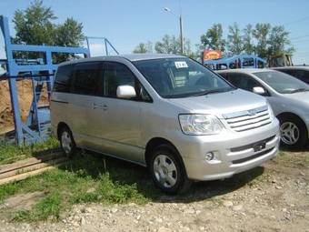 2002 Toyota Noah Pics