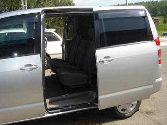 2002 Toyota Noah Photos