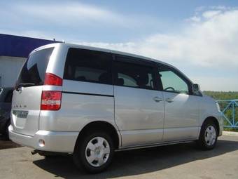 2002 Toyota Noah Pictures