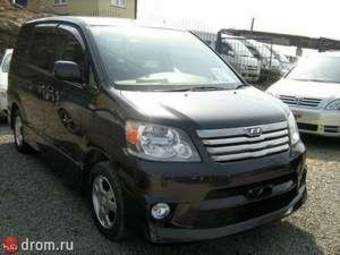 2002 Toyota Noah Photos