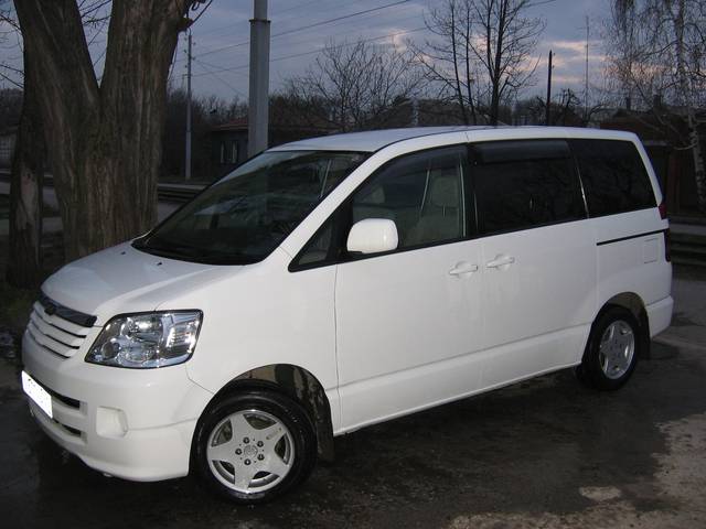 2003 Toyota Noah