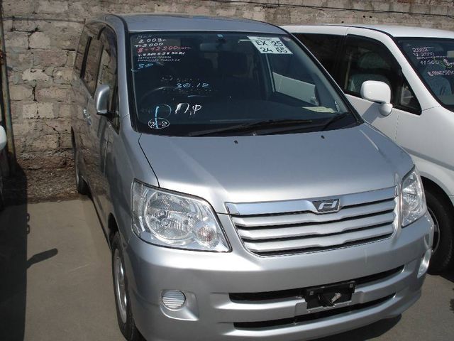 2003 Toyota Noah