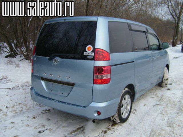 2003 Toyota Noah