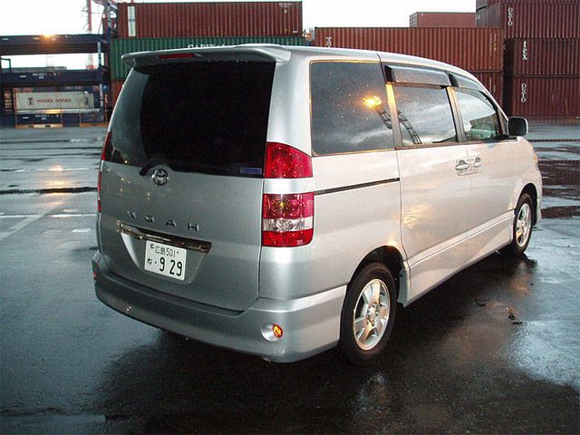 2003 Toyota Noah