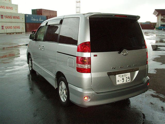 2003 Toyota Noah