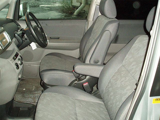 2003 Toyota Noah