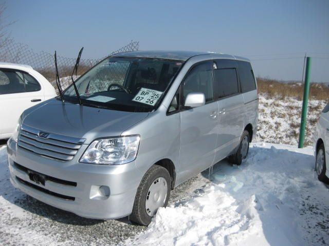 2003 Toyota Noah