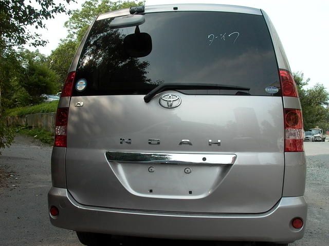 2003 Toyota Noah