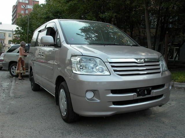 2003 Toyota Noah